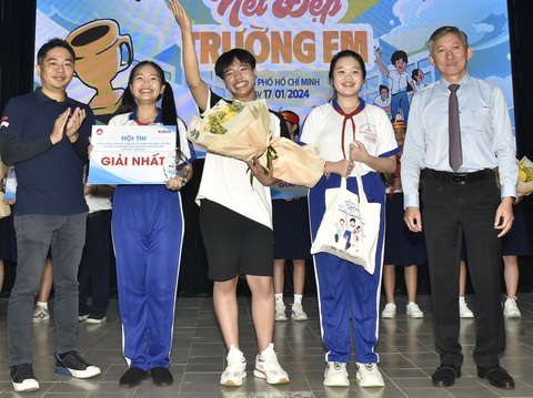 Cậu bé ngồi xe lăn và câu chuyện về trường học hạnh phúc- Ảnh 4. Ông Dương Trí Dũng, phó giám đốc Sở Giáo dục và Đào tạo TP.HCM (bìa phải) và đại diện nhà tài trợ trao giải nhất khối THCS cho học sinh Trường THCS Nguyễn An Khương, huyện Hóc Môn - Ảnh: Sở Giáo dục và Đào tạo TP.HCM cung cấp