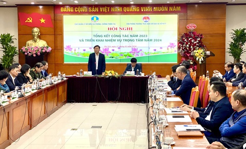 Năm 2024 tiếp tục nóng, mưa bão nhiều hơn- Ảnh 2. Toàn cảnh hội nghị - Ảnh: C.TUỆ