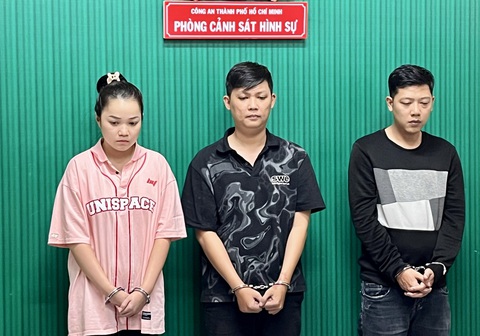 Công an TP.HCM bắt nhóm ép cô gái ký giấy vay nợ 1,8 tỉ đồng thay bạn trai- Ảnh 1. Từ trái qua: Trang, Khải và Đô tại cơ quan công an - Ảnh: Công an cung cấp