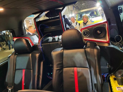 Toyota HiAce độ đầu xe như Land Cruiser, có dàn loa chất chơi- Ảnh 5. Toyota HiAce độ đầu xe như Land Cruiser, có dàn loa chất chơi- Ảnh 5.