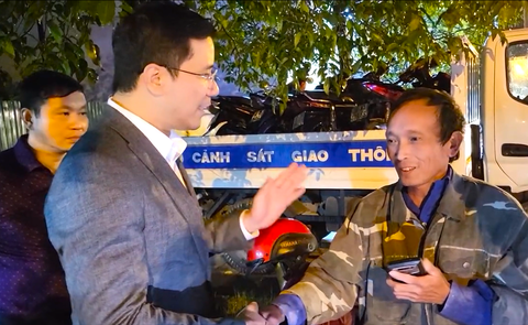 Giám đốc Công an Hà Tĩnh quyết định không thổi nồng độ cồn với người thợ xây chất phác- Ảnh 2. Giám đốc Công an tỉnh Hà Tĩnh rất thân thiện khi bắt tay và dặn dò ông Sử trước khi ông được vợ chở về nhà - Ảnh: Cắt từ clip