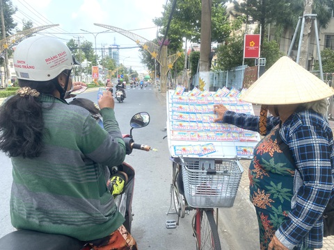 Dịp Tết sẽ phát hành 14 triệu vé số/kỳ/công ty, trả vé số ế vẫn không dễ- Ảnh 1. Người bán vé số dạo ở miền Tây than vẫn còn khó trả lại vé số ế - Ảnh: KHẮC TÂM