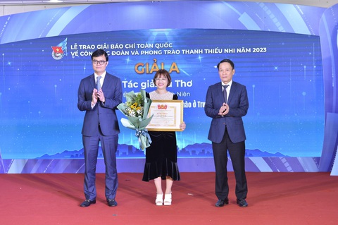 Trao giải báo chí viết về công tác Đoàn và phong trào thanh thiếu nhi 2023- Ảnh 1. Trao giải A cho tác giả đạt giải về công tác Đoàn và phong trào thanh thiếu nhi 2023 - Ảnh: ĐỨC VŨ