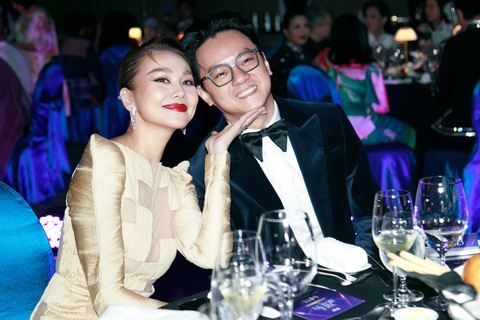Tại sự kiện, Thanh Hằng và ông xã có dịp hội ngộ nhiều người quen trong showbiz. Họ ngồi dự tiệc đến phút cuối và Thanh Hằng vô cùng hạnh phúc khi được xướng tên ở hạng mục cuối cùng ‘The Icon - Biểu tượng của mọi biểu tượng’. Tại sự kiện, Thanh Hằng và ông xã có dịp hội ngộ nhiều người quen trong showbiz.