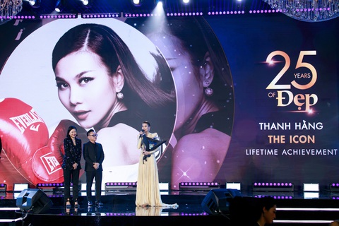 Thanh Hằng được chồng nhạc trưởng tháp tùng đi nhận giải thưởng- Ảnh 4. Lên sân khấu, Hoa hậu Phụ nữ Việt Nam 2002 không ngăn được sự xúc động, và nói lời cảm ơn những cộng sự đã ở cạnh mình suốt thời gian qua.