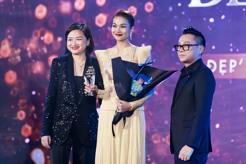 Thanh Hằng được chồng nhạc trưởng tháp tùng đi nhận giải thưởng- Ảnh 3. Thanh Hằng vô cùng hạnh phúc khi được xướng tên ở hạng mục cuối cùng ‘The Icon - Biểu tượng của mọi biểu tượng’. Thanh Hằng được giám đốc sáng tạo Hà Đỗ (trái) và nhà thiết kế Công Trí trao giải 'The Icon - Biểu tượng của mọi biểu tượng'.
