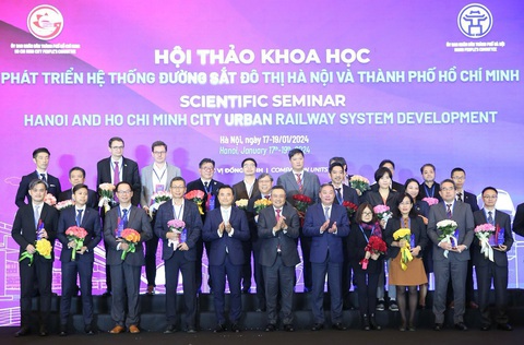 Hà Nội, TP.HCM bàn giải pháp để 12 năm tới có 200km đường sắt đô thị- Ảnh 1. Lãnh đạo Hà Nội và TP.HCM tặng hoa các chuyên gia, diễn giả tham gia đóng góp tại hội thảo - Ảnh: QUANG VIỄN