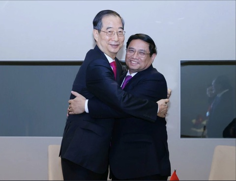 Thủ tướng Phạm Minh Chính gặp Thủ tướng Hàn Quốc Han Duck Soo tại bên lề WEF Davos 2024 - Ảnh: TTXVN Thủ tướng Phạm Minh Chính gặp Thủ tướng Hàn Quốc Han Duck Soo bên lề WEF Davos 2024 - Ảnh: TTXVN