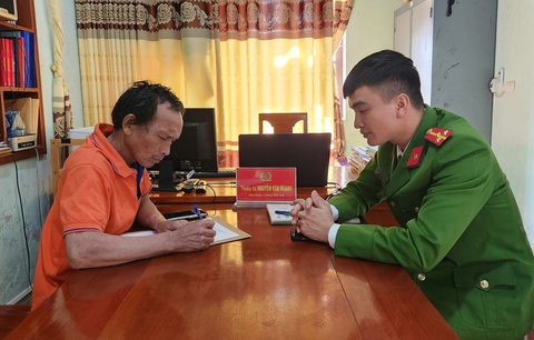 Giám đốc Công an Hà Tĩnh nói gì khi linh động xử lý người thợ xây say ‘quên đường về’- Ảnh 3. Ông Nguyễn Văn Sử đến trụ sở Công an xã Tân Lâm Hương viết kiểm điểm - Ảnh: L.M.