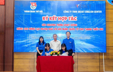 WESET phối hợp Thành Đoàn Thủ Đức phát triển tiếng Anh cho thanh thiếu niên- Ảnh 1. Đại diện WESET ký kết với chị Phan Ngọc Đoan Trang - bí thư Thành Đoàn Thủ Đức