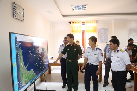 Phó tổng tham mưu trưởng yêu cầu nắm chắc tàu cá trên vùng biển để gỡ thẻ vàng IUU- Ảnh 1. Trung tướng Nguyễn Trọng Bình - phó tổng tham mưu trưởng, trưởng Ban chỉ đạo Bộ Quốc phòng về chống khai thác IUU - kiểm tra tàu cá hoạt động trên biển thông qua màn hình - Ảnh: VĂN MẪN