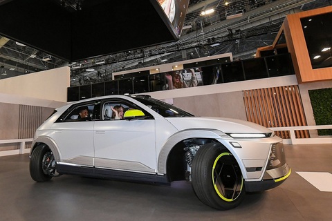 10 xe và công nghệ đáng chú ý nhất tại CES 2024: Có VinFast VF 3- Ảnh 2. 2. Hyundai Mobion: Được nhiều tờ báo công nghệ của Mỹ đánh giá là công nghệ ấn tượng nhất tại CES 2024, Hyundai Mobion mang tới độ linh hoạt không giới hạn cho dòng xe trang bị. Việc cả 4 bánh có thể quay tự do cho phép xe đỗ song song/vuông góc, quay đầu tại chỗ hay đi lùi nhanh như tiến - Ảnh: Motor1