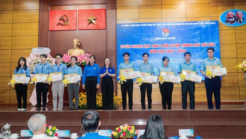 WESET phối hợp Thành Đoàn Thủ Đức phát triển tiếng Anh cho thanh thiếu niên- Ảnh 2. WESET tặng học bổng học tiếng Anh cho các bạn đạt danh hiệu "Học sinh 3 rèn luyện" thành phố Thủ Đức