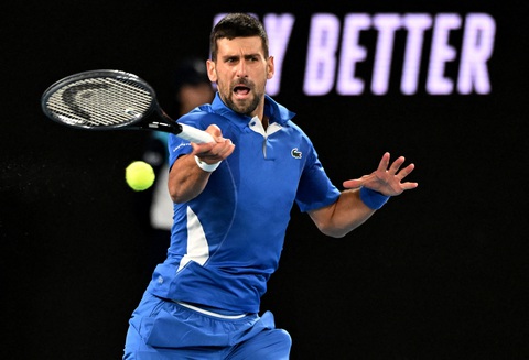 Djokovic nổi quạu với cổ động viên quá khích- Ảnh 1. Djokovic thi đấu thăng hoa ở ván thứ 4 - Ảnh: REUTERS