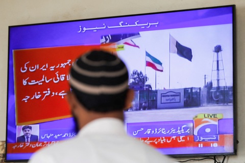 Vì sao Trung Quốc nhanh chóng xin làm trung gian hòa giải cho Pakistan và Iran?- Ảnh 1. Một người đàn ông đang theo dõi bản tin Bộ Ngoại giao Pakistan xác nhận tấn công các chiến binh chống Pakistan trong lãnh thổ Iran hôm 18-1 - Ảnh: REUTERS