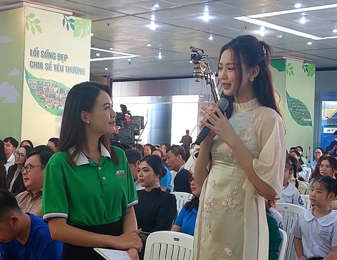 Hoa hậu Lê Nguyễn Bảo Ngọc phát biểu trong buổi trao giải - Ảnh: HOÀNG LÊ Hoa hậu Lê Nguyễn Bảo Ngọc phát biểu trong buổi trao giải - Ảnh: HOÀNG LÊ