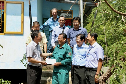 Ba thế hệ vẫn quyết bám giữ rừng sác- Ảnh 2. Ông Trần Minh Tùng (quần áo xanh), thế hệ thứ hai làm nghề giữ rừng, vừa vận động người con tiếp tục nối truyền, bởi ông cho rằng "nghề nào cũng là nghề, chọn giữ rừng vì Tổ quốc, để cống hiến cho xã hội nhiều hơn" - Ảnh: CẨM NƯƠNG