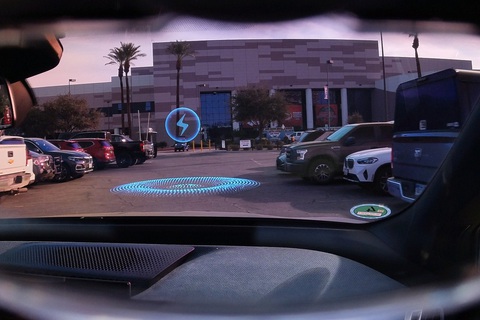 10 xe và công nghệ đáng chú ý nhất tại CES 2024: Có VinFast VF 3- Ảnh 3. 3. Kính lái ảo BMW: BMW mang tới khá nhiều công nghệ và đồ chơi mới tại CES 2024. Tuy nhiên, trang bị ấn tượng nhất phải kể đến kính thực tế ảo của họ. Khi người lái đeo vào, kính này sẽ vận hành như một màn hình HUD khi hiển thị chỉ đường, thông tin các địa điểm xuất hiện trước mặt hay dữ liệu giao thông. Trong tương lai, kính này còn có thể phục vụ giải trí, chẳng hạn cho phép người ngồi sau "tương tác" với khung cảnh bên ngoài bằng công nghệ giả lập - Ảnh: BMW