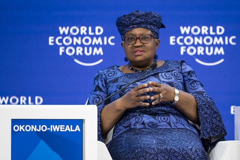 Tổng giám đốc WTO nói tại WEF Davos: Việt Nam là điểm đến điển hình, cả thế giới cùng hưởng lợi- Ảnh 2. Bà Okonjo-Iweala tại WEF DAVOS 2024 - Ảnh: AFP