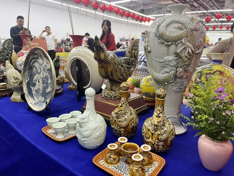 Sẽ có Chợ Tết 0 đồng dành cho công nhân- Ảnh 3. Những sản phẩm gốm có họa tiết rồng hút khách trong mùa Tết Giáp Thìn - Ảnh: N.BÌNH