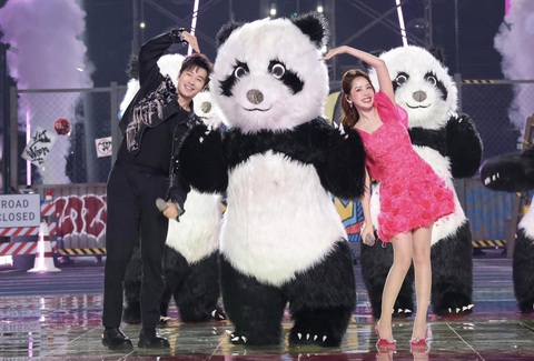Chi Pu cùng Huỳnh Hiểu Minh trong sự kiện Giao thừa của đài Hồ Nam Chi Pu cùng Huỳnh Hiểu Minh trong sự kiện Giao thừa của đài Hồ Nam