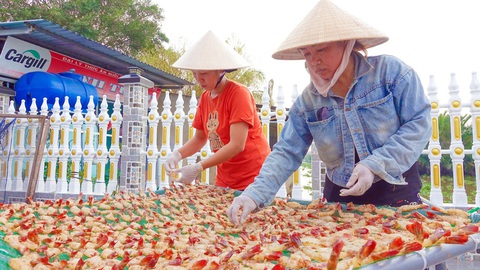 Tết này có món tôm càng xanh một nắng- Ảnh 1. Gia đình ông Thuấn làm tôm càng xanh một nắng bán với giá 1 triệu đồng/kg - Ảnh: CHÍ CÔNG