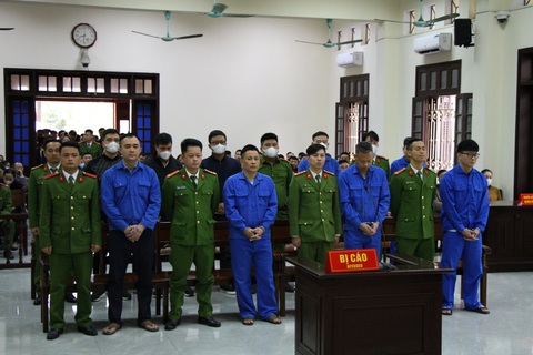 Cựu trưởng Công an Đồ Sơn lãnh 8 năm tù vì nhận hối lộ- Ảnh 1. Các bị cáo nghe tòa tuyên án - Ảnh: NGUYỄN HOÀNG