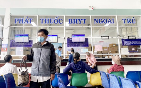 Người bệnh chờ phát thuốc BHYT ngoại trú tại Bệnh viện quận Gò Vấp (TP.HCM) vào trưa 18-1 - Ảnh: XUÂN MAI Người bệnh chờ phát thuốc BHYT ngoại trú tại Bệnh viện quận Gò Vấp (TP.HCM) vào trưa 18-1 - Ảnh: XUÂN MAI