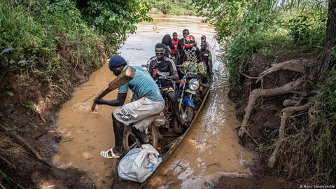 Những người khai thác vàng trên sông Faleme, nơi phân chia biên giới giữa Senegal và Mali - Ảnh: DW Những người khai thác vàng trên sông Faleme, nơi phân chia biên giới giữa Senegal và Mali - Ảnh: DW