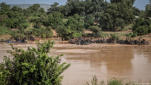 Những người khai thác vàng nạo vét đáy cát của sông Faleme trên bờ biển Mali - Ảnh: DW Những người khai thác vàng nạo vét đáy cát của sông Faleme gần bờ biển Mali - Ảnh: DW