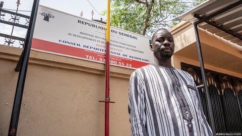 Ông Amadou Sega Keita chụp ảnh bên ngoài văn phòng của Hội đồng Kedougou - Ảnh: DW Ông Amadou Sega Keita chụp ảnh bên ngoài văn phòng của Hội đồng Kedougou - Ảnh: DW