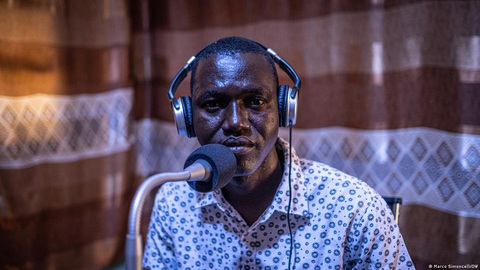Anh Mahamadi Danfakha đứng đầu một trạm cộng đồng ở Saraya dọc biên giới Mali-Guinea của Sénégal - Ảnh: DW Anh Mahamadi Danfakha đứng đầu một trạm cộng đồng ở Saraya dọc biên giới Mali - Guinea của Senegal - Ảnh: DW