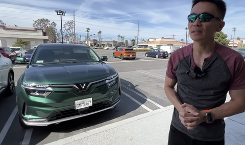 Chủ xe VF 8 tiết lộ bí quyết để VinFast VF Wild chinh phục nước Mỹ thành công- Ảnh 1. YouTuber Anh Áo Rách nổi tiếng với các video về VinFast VF 8 - Ảnh: Anh Áo Rách/YouTube