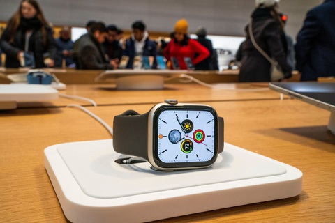 Apple bị cấm bán hai mẫu Apple Watch ở Mỹ vì kiện tụng sáng chế- Ảnh 1. Một mẫu Apple Watch được trưng bày tại Apple Store ở Mỹ tháng 12-2023 - Ảnh: REUTERS