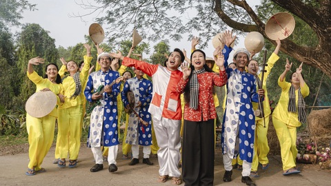 Bạch Tuyết, Hồ Phi Nal kết hợp ăn ý với vũ đoàn - Ảnh: NVCC Bạch Tuyết, Hồ Phi Nal kết hợp ăn ý với vũ đoàn - Ảnh: NVCC