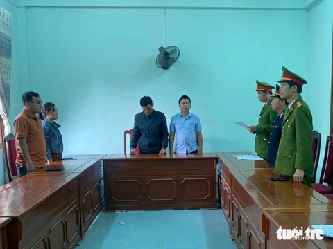 7 cán bộ, nhân viên ngân hàng bị khởi tố vì giải ngân sai 2,2 tỉ đồng- Ảnh 1. Hai bị can nghe tống đạt quyết định khởi tố - Ảnh: TRẦN KHÔI
