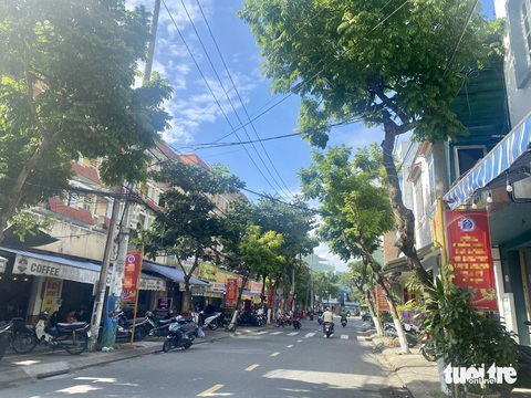 Làm trụ treo pa nô gây nguy hiểm ở Đà Nẵng: Các phường hứa rà soát- Ảnh 3. Đường Thanh Sơn, quận Hải Châu lắp các trụ treo pa nô dày đặc trên vỉa hè - Ảnh: TRƯỜNG TRUNG