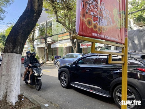 Làm trụ treo pa nô gây nguy hiểm ở Đà Nẵng: Các phường hứa rà soát- Ảnh 5. Một trụ treo pa nô lắp khá thấp trên đường - Ảnh: TRƯỜNG TRUNG