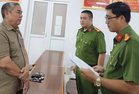 Khởi tố nguyên phó chủ tịch huyện ở Bạc Liêu liên quan sai phạm khu dân cư Nọc Nạng- Ảnh 1. Công an tống đạt quyết định khởi tố bị can đối với ông Trần Xuân Hiền - phó giám đốc Công ty TNHH tư vấn Việt Hà - Ảnh: Công an cung cấp