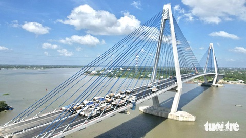 Cao tốc, cầu lớn miền Tây sẵn sàng, cả Đồng bằng sông Cửu Long rạo rực làm ăn- Ảnh 1. Giao thông đi trước, kinh tế theo sau. Cầu Mỹ Thuận 2 mở ra cơ hội đưa các dự án mới về miền Tây - Ảnh: MẬU TRƯỜNG