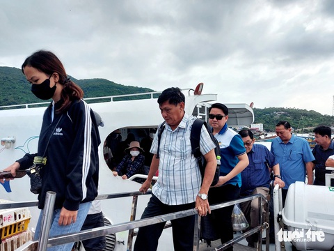 Tin tức sáng 19-1: Hàng không sắp tăng thêm chuyến bay Tết, giá vé sẽ bớt nóng- Ảnh 7. Khách du lịch tham quan Hòn Sơn (huyện Kiên Hải) bằng tàu cao tốc - Ảnh: CHÍ CÔNG