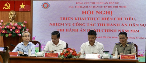 Chủ tịch TP.HCM chỉ đạo sớm ngăn chặn để thu hồi tài sản án tham nhũng, kinh tế- Ảnh 1. Trong năm 2023, cơ quan thi hành án dân sự TP đã thi hành xong 17.700 tỉ đồng từ các vụ án tham nhũng - Ảnh: TUYẾT MAI