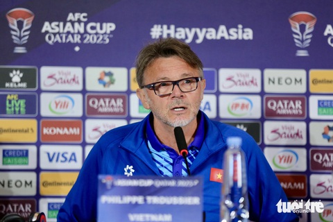 HLV Troussier: Trận Việt Nam - Indonesia, cơ hội chia đều cho hai đội- Ảnh 1. HLV Troussier trong buổi họp báo trước trận gặp Indonesia - Ảnh: HOÀNG TUẤN