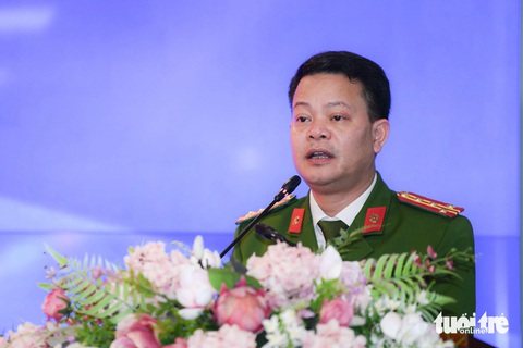 Cục C06 Bộ Công an và báo Tuổi Trẻ ký hợp tác truyền thông đề án 06- Ảnh 2. Đại tá Vũ Văn Tấn phát biểu tại buổi lễ - Ảnh: NAM TRẦN
