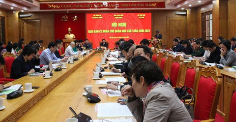 Chưa thể tự chủ, Hội Xuất bản Việt Nam tiếp tục 'kêu' vì vẫn ‘ba không’- Ảnh 1. Toàn cảnh hội nghị giao ban các cơ quan chủ quản nhà xuất bản năm 2023 - Ảnh: VŨ THE