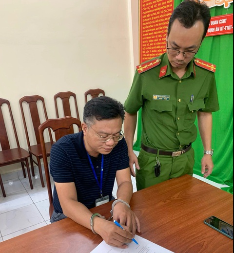Bắt tạm giam người đàn ông lừa bán nhà 60 tỉ ở quận 3- Ảnh 1. Nguyễn Tuấn Phương tại cơ quan công an - Ảnh: Công an cung cấp