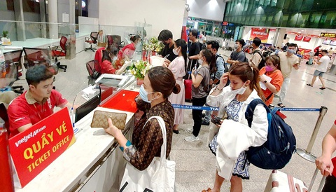 Hành khách mua vé máy bay tại quầy của Vietjet tại sân bay Tân Sơn Nhất, TP.HCM - Ảnh: CÔNG TRUNG Hành khách mua vé máy bay tại quầy của Vietjet tại sân bay Tân Sơn Nhất, TP.HCM - Ảnh: CÔNG TRUNG