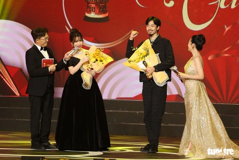 Đen Vâu nhận giả Nam ca sĩ và rapper và Hòa Minzy nhận giải Nữ ca sĩ được yêu thích nhất - Ảnh: PHƯƠNG QUYÊN Đen Vâu nhận giả Nam ca sĩ và rapper và Hòa Minzy nhận giải Nữ ca sĩ được yêu thích nhất - Ảnh: PHƯƠNG QUYÊN