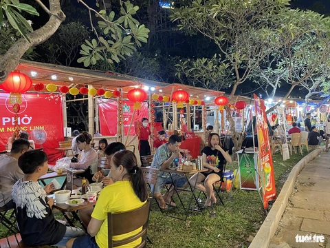 Lễ hội Tết Việt 2024 khai mạc, đậm vẻ đẹp Tết phương Nam- Ảnh 9. Người dân có dịp thưởng thức nhiều món ăn truyền thống tại lễ hội - Ảnh: N.BÌNH