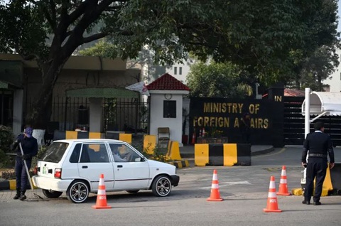 Cảnh sát Pakistan kiểm tra chiếc xe phía trước Bộ Ngoại giao ở Islamabad vào ngày 18-1-2024 - Ảnh: AFP Cảnh sát Pakistan kiểm tra chiếc xe đậu trước Bộ Ngoại giao ở Islamabad vào ngày 18-1-2024 - Ảnh: AFP